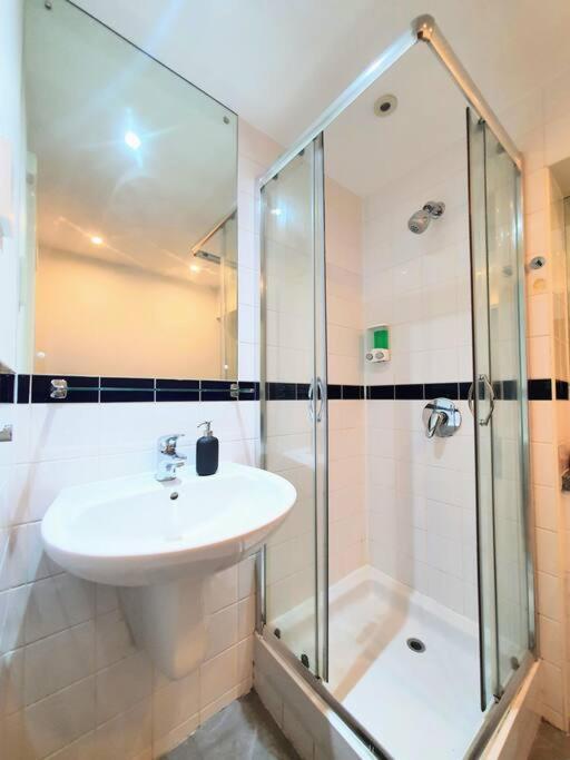 Contemporary Modern Studio Apartment - City Centre Бирмингем Экстерьер фото
